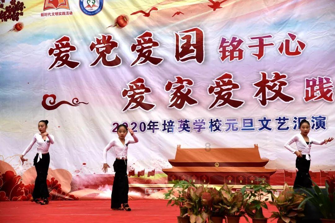 醉汉和狗单挑，民警苦苦相劝，醉酒对生活的影响有多大呢？游戏画面